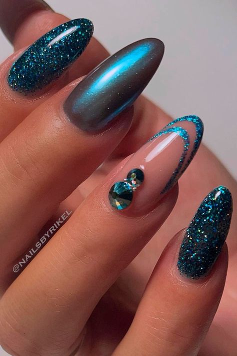 Sparkling Dark Teal Nails Check more at https://mangadexx.com/sparkling-dark-teal-nails/ Dark Teal Glitter Nails, Emerald Blue Nails, Teal Nails Aesthetic, Teal Birthday Nails, Sparkly Teal Nails, Teal Wedding Nails, Teal Sparkle Nails, Dark Teal Acrylic Nails, Peacock Blue Nails