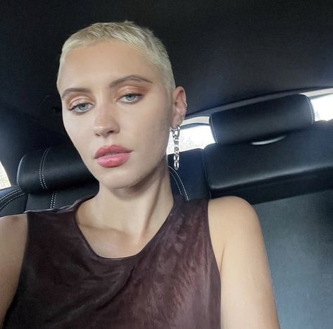 Iris Law Hair Short, Iris Law Buzzcut, Iris Law Short Hair, Hair Goals, Hair Looks, Short Hair Cuts, Beauty Makeup, Short Hair Styles, Hair Cuts