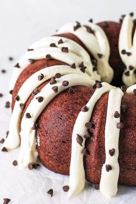 A Nothing Bundt Cake copycat recipe that hits the mark: ultra moist red velvet bundt cake topped with deliciously fluffy cream cheese frosting. Bundt Cake Frosting Recipe, Red Velvet Bundt, Red Velvet Bundt Cake, Cream Cheese Frosting Cake, Nothing Bundt, Nothing Bundt Cakes, Cake Frosting Recipe, Lemon Bundt Cake, Mini Bundt Cakes