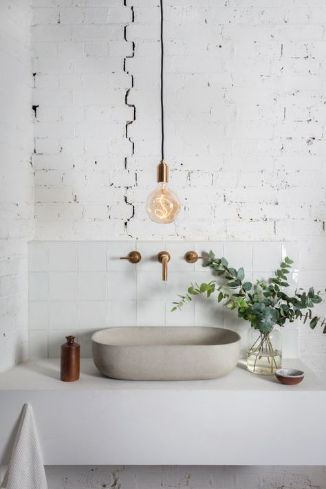 Interior Design Examples, Diy Home Decor For Apartments, Outdoor Metal Wall Art, Minimal Interior Design, Bad Inspiration, Bathroom Plants, Trendy Bathroom, White Brick, Basin Sink