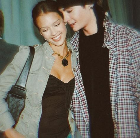 Tom Kaulitz With Girl, Jessica Alba 2000s, Grey Brown Hair, Hello Kitt, Tokyo Hotel, Buku Harry Potter, Georg Listing, Hair Tips Video, Tokyo Hotels