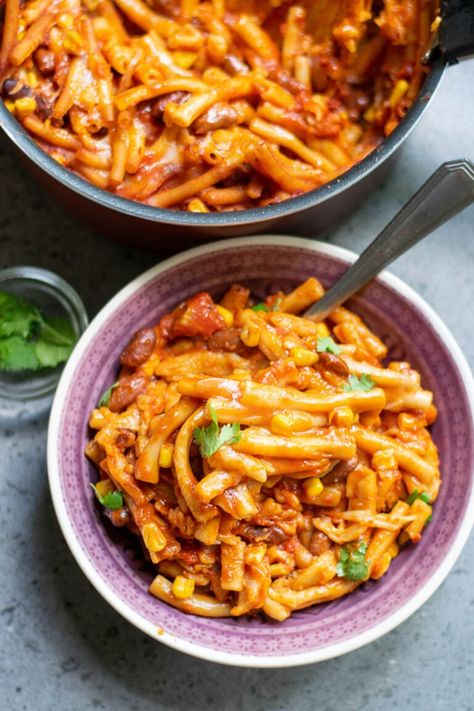 This One-Pot Vegan Chili Mac makes for an easy meal that’s packed with flavor! Topped with vegan cheese, this Mexican inspired vegan one pot pasta is perfect for weeknight dinners or cold evenings. #onepotveganmeal #veganonepotpasta Winter Meal Ideas Vegetarian, Vegan Dinner Winter, Winter Meals Vegan, One Pot Vegetarian Pasta, Winter Vegan Meals, Vegan Dinner Pasta, One Pot Meals Vegetarian, Vegan Fall Dinner, Vegan Potluck Recipes