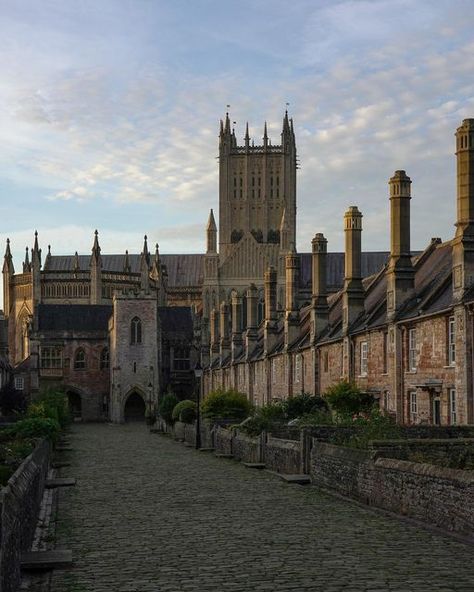 Chris Hayward • Photography • UK on Instagram: "Vicars Close, Wells 🇬🇧 An early more visit to this amazing Close with Architecture just as impressive. Vicars' Close, in Wells, Somerset, England, is claimed to be the oldest purely residential street with original buildings surviving intact in Europe. #beautifulstreets #cobblestones #somerset #architecturedesign #photosofbritain #uk #yourbritain #architecturephotography #weloveengland #architecturelover #ukshots #beautifulbritain #streetlook # Wells Somerset, Somerset England, Visiting England, Uk Photography, Beautiful Streets, Street Look, Tower Bridge, Cologne Cathedral, Somerset