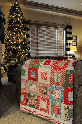 This is a great quilt to use all the scraps! The Little Fabric Blog: My Mom's Christmas Quilt Simple Christmas Quilt, Christmas Quilts Easy, Easy Christmas Quilts, Easy Christmas Quilt Patterns, Christmas Quilts Ideas Free Pattern, Christmas Quilting Ideas, Quilt Patterns Christmas, Pachwork Ideas, Scraps Quilt