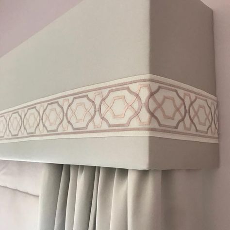 Samuel & Sons on Instagram: “Proof that mother knows best, designer Lily Paulson-Ellis (@lpedesignslondon) recently completed a pelmet and curtains for her daughter,…” Modern Cornice, Cornice Boards Window Treatments, Pelmet Designs, Pelmet Box, Curtain Pelmet, Door Treatments, Window Treatments Ideas, Cornice Boards, Classic Curtains