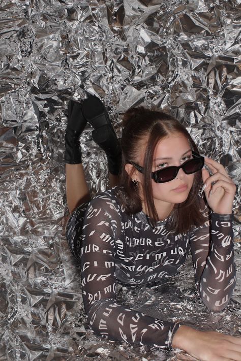 Aluminum Foil Photo Shoot, Tinfoil Backdrop Photoshoot, Tinfoil Photoshoot Background, Foil Wall Photoshoot, Aluminum Foil Background Photoshoot, Aluminium Photoshoot, Silver Backdrop Photoshoot, Aluminium Foil Photoshoot, Tinfoil Backdrop