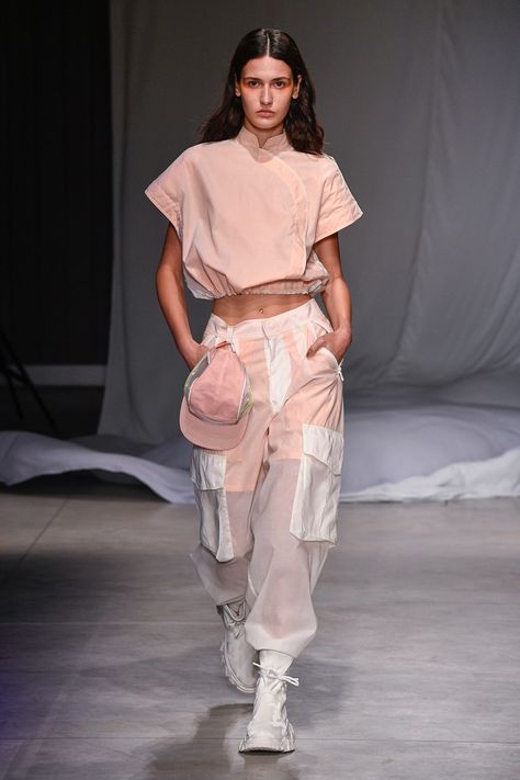 Angel Chen Spring 2020 Fashion Show | The Impression Angel Chen, Runway Fashion Couture, Futuristic Fashion, 2020 Fashion, Moda Vintage, Fashion 2020, Looks Style, Mode Inspiration, Primavera Estate