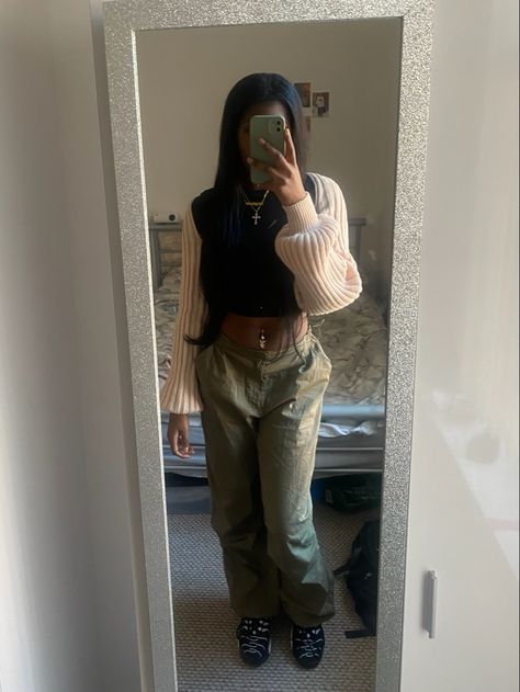 bolero outfit, parachute pants outfit, y2k, nike air max tn outfit girl Nike Air Max Tn Outfit, Nike Tn Outfit, Nike Parachute Pants, Bolero Outfit, Parachute Pants Outfit, Nike Tn, Nike Air Max Tn, Y2k Nike, Pants Outfit