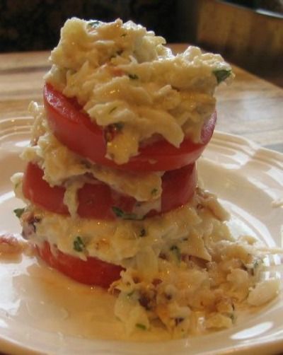 Crab and Tomato Napoleon Napoleon Recipe, Napoleons Recipe, Tomato Appetizers, Crab Appetizer, Girls Lunch, Whats Cooking, Mouthwatering Food, Dungeness Crab, Crab Salad