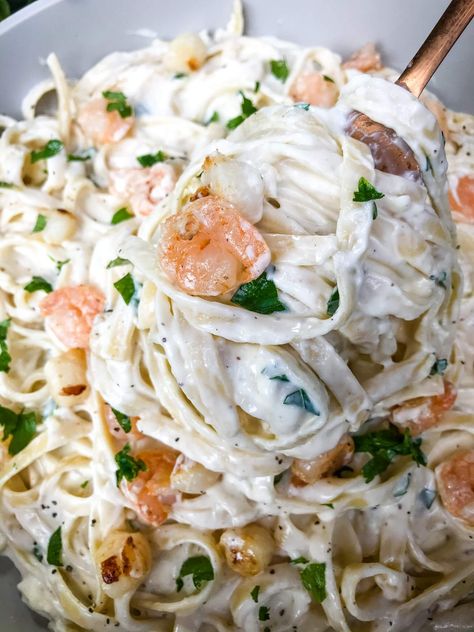 This Copycat Olive Garden Seafood Alfredo is just like the popular restaurant recipe! Fresh homemade alfredo sauce of butter, cream, and Parmesan cheese tossed with fettuccine pasta, shrimp, scallops, and mussels if desired. #olivegarden #seafoodalfredo #fettuccinealfredo Shrimp And Scallops Alfredo Pasta, Clam Alfredo Pasta, Shrimp And Scallop Alfredo, Olive Garden Seafood Alfredo Recipe, Scallop Alfredo Pasta, Seafood Alfredo Sauce, Olive Garden Seafood Alfredo, Scallops Alfredo, Seafood Alfredo Pasta