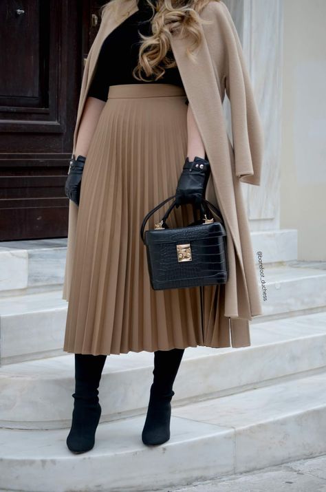 Skirt And Coat Outfit, Midi Skirt Outfit Winter, Old Boots, Zara Skirt, Winter Outfit Ideas, Stylish Work Attire, Skirts With Boots, Pleated Skirts, Classy Work Outfits