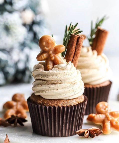 Christmas Cupcakes Recipes, Gingerbread Cupcakes, Vegan Gingerbread, Christmas Baking Recipes, Xmas Cake, Christmas Food Desserts, Xmas Food, Christmas Cupcakes, Holiday Desserts