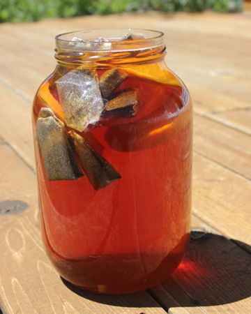 How to make easy summer sun tea Sun Tea Recipes, Sweet Tea Recipes, Sun Tea, Iced Tea Recipes, Summer Tea, Sweet Drinks, Brunch Ideas, Summer Treats, Non Alcoholic Drinks