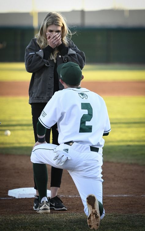 Baseball Proposal Engagement, Baseball Couple Goals, Sport Couples, Cute Couple Pics Baseball, Softball And Baseball Couple Goals, Baseball Girlfriend Aesthetic, Baseball Wife Aesthetic, Baseball And Softball Couple, Baseball Relationship Goals