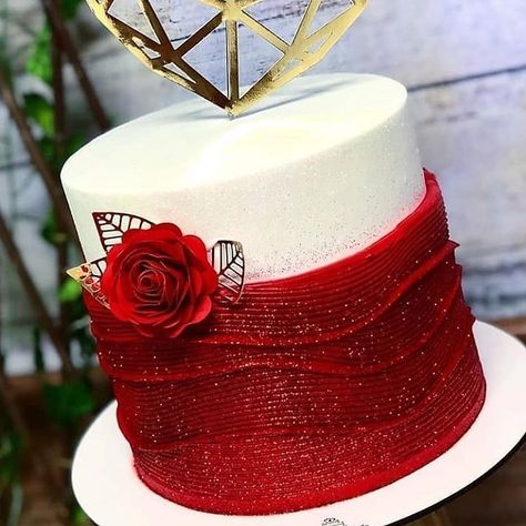 Confeitaria em casa no Instagram: “😍😍😍 💖💖💖💖💖💖 NOVIDADE - CURSO GRATUITO DE CASEIRINHOS, Começa dia 25/05 - ACESSA O LINK NA BIO DO NOSSO PERFIL 👉 @profissionalnaconfeitaria E…” Simple Red Cake, Red Cake Designs Birthday, Boho Cakes, African Wedding Cakes, Red Rose Wedding Cake, Sewing Cake, Angel Wedding, Wave Cake, Tiered Cakes Birthday