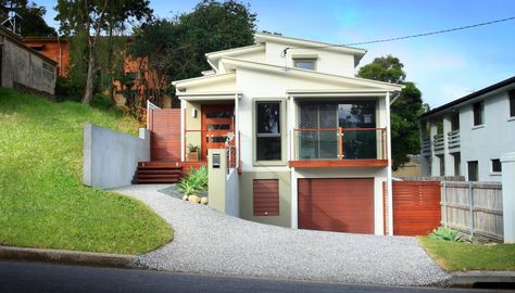 A private house in Brisbane by Pillar Consulting Pty. Ltd.- elevated suspended timber flooring and use of lightweight construction that suits the sub-tropical climate House Slope, Garage Under House, House Plan With Loft, Underground Garage, Wendy House, Entry Way Design, Private House, Tropical Climate, Small Places