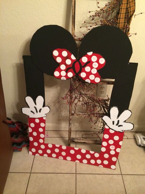 DIY Minnie Mouse photo booth selfie board Minnie Mouse Center Pieces, Minnie Mouse Decorations, Minnie Mouse Birthday Party Decorations, Minnie Mouse 1st Birthday, Minnie Mouse Baby Shower, Minnie Birthday Party, Disney Wedding Theme, Minnie Mouse Theme, Mickey Mouse Birthday Party