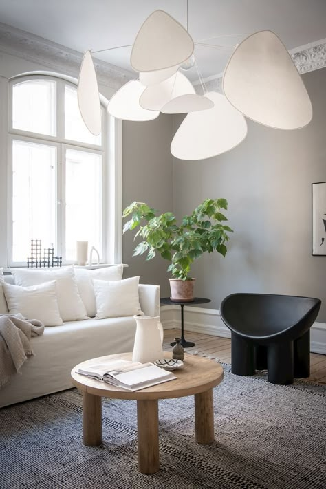 Salon cosy en noir et blanc Coco Lapine Design, Popular Interior Design, Scandinavian Style Interior, Minimalist Interior Design, Luminaire Design, Minimalist Interior, Lamp Decor, Stylish Furniture, Lamps Living Room