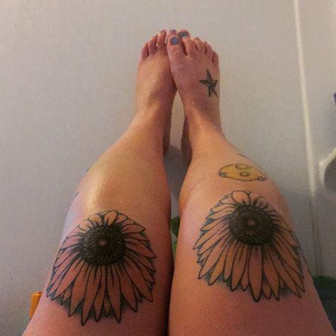 Sunflower knees ❤️🌻 Sunflower Knee Tattoos Women, Sunflower Knee Tattoo, Knee Tattoos Women, Above The Knee Tattoo, The Knee Tattoo, Tattoo Sunflower, Knee Tattoos, Tattoo Over Scar, Tattoos Women