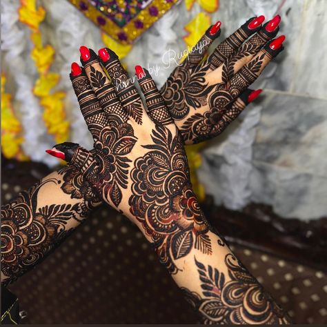 Subtle grace, khafif embrace. #KhafifElegance" New Khafif Mehndi Designs, Khafif Mehndi Designs New Back Hand, Mehndi Elements, Khafif Mehndi, Short Mehndi Design, Khafif Mehndi Design, Finger Henna Designs, Legs Mehndi Design, Rose Mehndi Designs