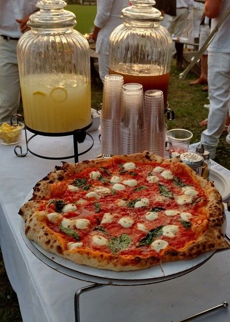 Garden Pizza Party, Pizza Garden Party, Garden Party Rehearsal Dinner, Italian Summer Birthday Party, Fancy Pizza Party, Italian Summer Wedding Aesthetic, Italy Bachelorette Party, Italy Decorations Party, Birthday Themes Aesthetic