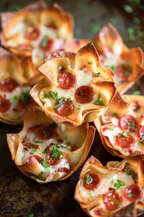 Wonton Pizza Cups - Easy Cheesy Pizza Bites! - Peas and Crayons Wonton Pizza Cups, Wonton Pizza, Wonton Wrapper Recipes Appetizers, Wonton Wrapper Recipes, Individual Appetizers, Pizza Cups, Wonton Cups, Won Ton, Cheesy Pizza