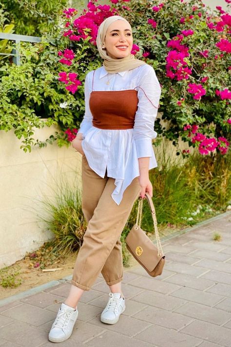 9 Different Ways You Can Wear Crop Tops With the Hijab Modest Crop Top Outfits, Modest Street Fashion, Hijab Fashion Summer, Stile Hijab, Street Hijab Fashion, Chiffon Hijab, Mode Turban, Modest Fashion Hijab, Muslim Outfits Casual