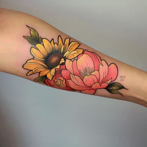 Flor Tattoo, Traditional Tattoo Flowers, Rose Drawing Tattoo, Daisy Tattoo, Floral Tattoo Sleeve, Color Tattoos, Tatuaje A Color, Sunflower Tattoos, Sunflower Tattoo Design