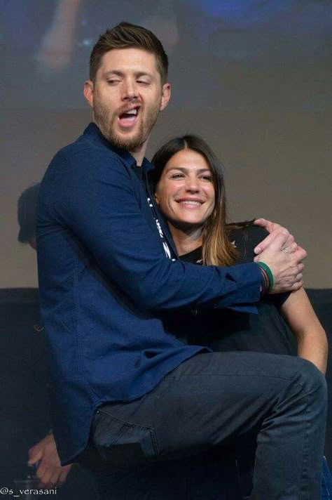 Lol his face Genevieve Padalecki, Supernatural Actors, Supernatural Convention, Supernatural Pictures, Jared Jensen, Jensen And Misha, Spn Cast, Supernatural Jensen, Winchester Boys