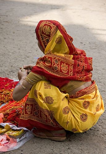 Street vendor | Varanasi, Uttar Pradesh | bag_lady | Flickr Uttar Pradesh Aesthetic, Uttar Pradesh Culture, Culture Clothes, Street Vendor, Culture Clothing, Varanasi, Uttar Pradesh, Incredible India, Indian Ocean