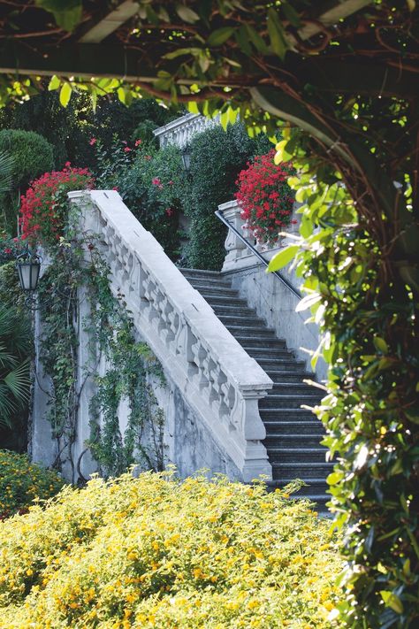 Majestic Garden, Villa Carlotta, Wall Entertainment Center, Flower Magazine, Italian Gardens, House Images, Italian Lakes, Neoclassical Architecture, Concept Album