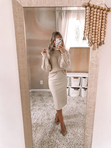 Beige Faux Leather Skirt Outfit, Cream Pencil Skirt Outfit, Cream Leather Skirt Outfit, Faux Leather Skirt Outfit Fall, Beige Leather Skirt Outfit, White Leather Skirt Outfit, High Waist Skirt Outfit, Business Skirt Outfits, Cream Leather Skirt