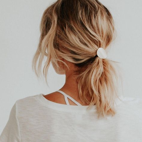 15 Shoulder-Length Hairstyles to Rock this Fall Metal Hair Accessories, Perfect Ponytail, Peinados Recogidos, A Ponytail, Jane Fonda, Trending Hairstyles, Modern Hairstyles, Metallic Hair, Up Girl