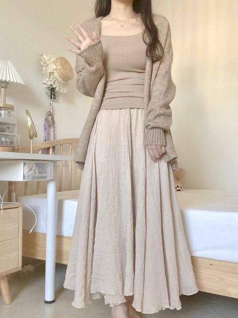 Comfy Long Skirt Outfits, Winter Asian Outfits, Modest Dress Aesthetic, Korean Modest Fashion Outfit, Statement Pieces Clothing, Korean Modest Fashion, Modest Girly Outfits, Modesty Outfits, Aesthetic Korean