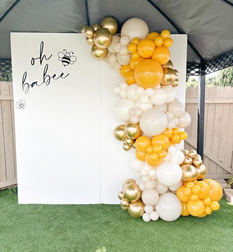 Oh Ba-bee Baby Shower 🐝🍯 Another reason why baby showers are one of my favorite events to decorate is the versatility of themes to choose from! What is your favorite baby shower theme? Mama To Bee Backdrop, Mommy To Bee Baby Shower Theme, Bee Baby Shower Centerpieces, Balloon Bar, Bee Baby Shower Theme, Mommy To Bee, Bumble Bee Baby Shower, Events Decor, Bee Baby