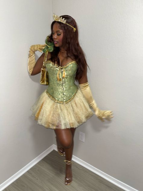 Princess tiana halloween costume Princess Tiana Halloween Costume, Princess Tiana Costume, Tiana Costume, Black Cosplayers, Cute Disney Outfits, Mixed Curly Hair, Trio Halloween Costumes, Pretty Halloween Costumes, Princess Tiana