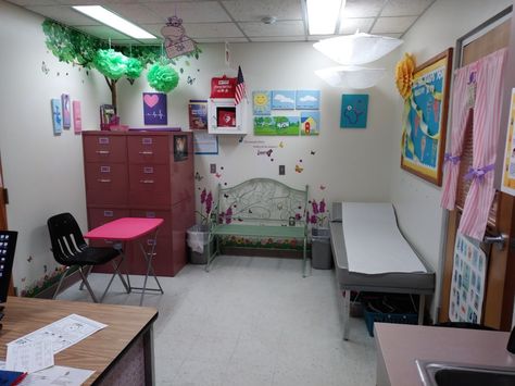 Self Care Station Nurses Office, Middle School Nurse Office, School Clinic Room Design, School Clinic Room, School Nurse Office Organization, School Nurse Clinic, School Room Decorations, Nurse Desk, Childcare Facility