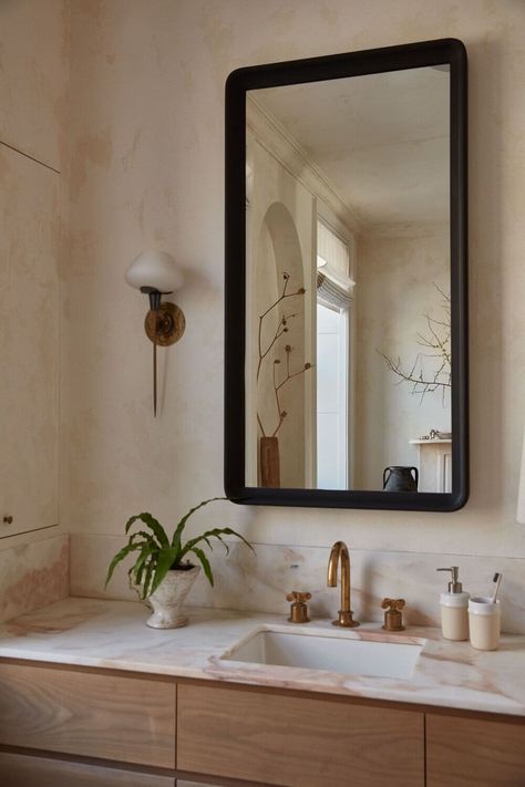 The Brooklyn Townhouse of Athena Calderone Styled With Zara Home 15 Athena Calderone Bathroom, Athena Calderone Home, Brooklyn Townhouse Interior, Athena Calderone Style, Zara Home Bathroom, Tv Nook, Brooklyn Townhouse, New York Townhouse, Nyc Townhouse