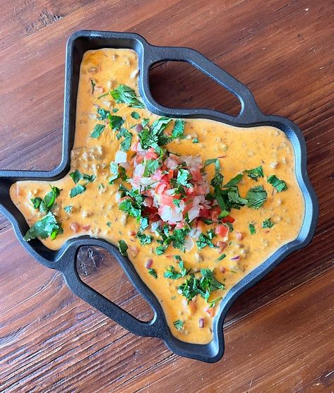 Texas Appetizer Recipes, Lonestar Queso Dip Recipe, Texas Cheese Dip, Texas Themed Food, Texas Appetizers, Texas Recipes Authentic, Super Bowl Queso, Texas Queso Dip, Texas Queso Recipe