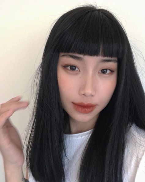 Straight Eyeliner, Dark Hair Makeup, Eyeliner For Hooded Eyes, Layered Haircuts With Bangs, Haircuts For Long Hair With Layers, Shot Hair Styles, Asian Eye Makeup, Haircuts For Medium Hair, Haircuts Straight Hair