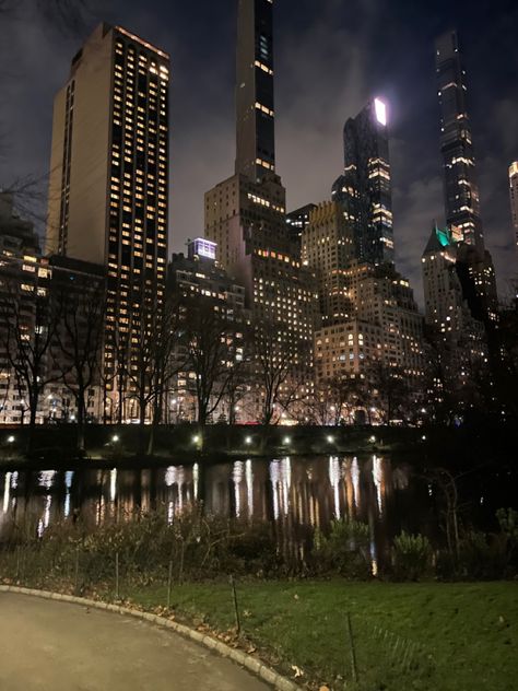 Skyscrapers Aesthetic, Park Aesthetic Night, Aesthetic Night Light, Lake At Night Aesthetic, Central Park Aesthetic Night, Central Park Night, New York City At Night Aesthetic, Asthetic Picture New York At Night, New York Aesthetic Night Rain