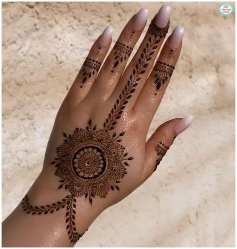 Easy Front Hand Henna Designs, Modern Mendhi Design, Mehendi Design Bridal Mehndi, Mehndi Designs Traditional, Aesthetic Mehndi Design, Mehendi Design Bridal, Mehndi Design Indian, Blouse Design Wedding, Blouse Design Pattern