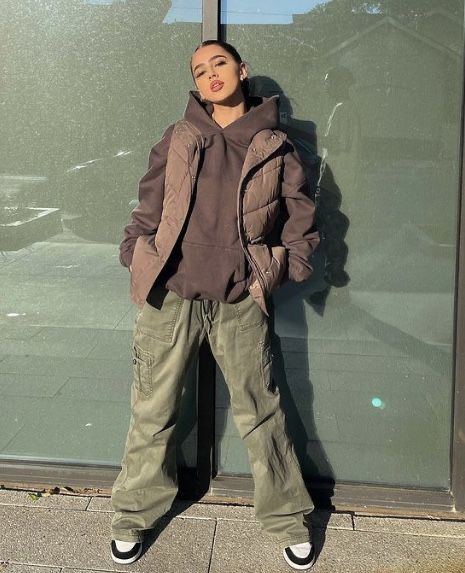 Flow 2000, Green Cargo Pants Outfit, Parachute Pants Outfit, Green Pants Outfit, Cargo Outfit, Green Cargo Jacket, Outfits Nyc, Winter Pants Outfit, Baddie Outfit