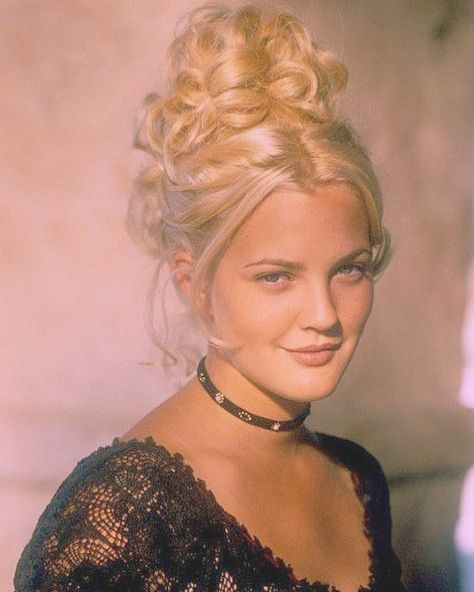 80s/90s/00s etc 🍬 on Instagram: “Drew Barrymore, 90s✨ - This is probably my favorite picture of her 🤩 • • •Follow @stylingitvintage (me) for more! 💗 •” 90 Prom Hair, Intricate Updos For Long Hair, 80s Medium Length Hairstyles, 80s Hair Updo, 90s Updo, Drew Barrymore 90s, Styles Wigs, Intricate Hairstyles, Prom Goals