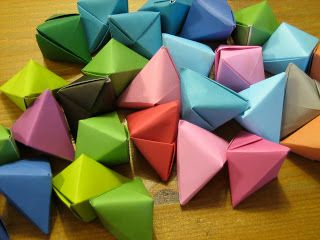 Our Handmade Home: How to make... Origami Christmas Decorations Origami Christmas Decorations, Origami Decorations, Asian Christmas, Origami Santa Claus, Origami Japan, Origami Santa, Origami Christmas Ornament, Origami Diamond, Origami Ornaments