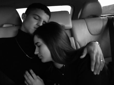 A girl sleeping on her boyfriend in the car Sleeping In Car Couple, Sleep On His Chest Couple, Girl Sleeping On Boyfriend Lap, Sleeping On Shoulder Couple, Car Cuddles, Couples Asleep, Hug In Bed, Boyfriend Hug, Couple In Car