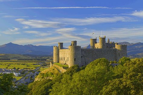 Harlech Castle, in Wales, was the last castle in Britain to surrender to Parliament during the English Civil War Wales Country, Elvis Videos, Castles In Wales, British Castles, Castle Painting, Stirling Castle, Scene Wallpaper, Visit Wales, Snowdonia