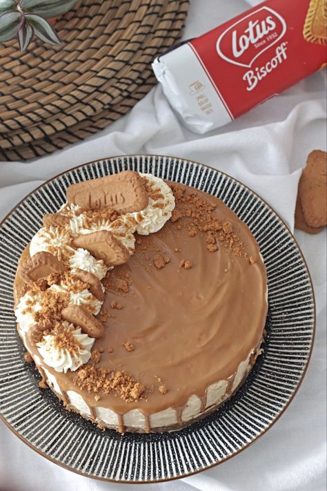 Lotus Chocolate Cake, Biscoff Cheesecake Decoration, Lotus Cheesecake Decoration, Lotus Cheesecake Recipe, Cheesecake Decorations, Cheesecake Business, Cheesecake Lotus, Lotus Biscoff Cake, Cheesecake Birthday