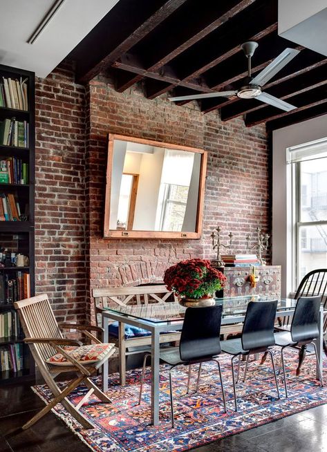 I.De.A: Red Brick Walls in the Living Room Living Room Decor Themes, Dining Room Industrial, A Brick Wall, Exposed Brick Walls, Hotel Interior Design, Loft Living, A Rug, Design Del Prodotto, Hotel Interior