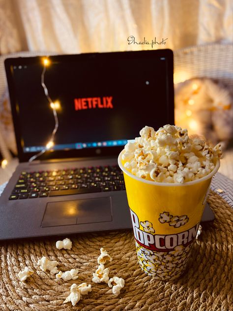 Pirate Popcorn, Netflix Popcorn, Honey Movie, New Year Movie, Popcorn Posters, Night Mood, Sandwich Box, Movie Night Snacks, Easy Photography Ideas